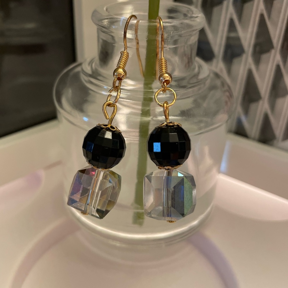 This beautiful handmade cristal earrings are so cute perfect for you.!:)